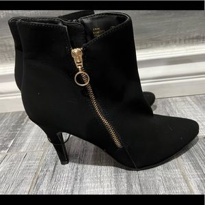 Me Too Women Erin Black Suede Ankle Boots Booties Sz 8.5 Gold Zipper High Heels